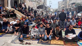 Habitantes de Gaza realizan oraciones del viernes en mezquita destruida en Rafah