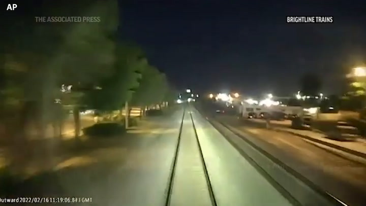 Impresionantes imágenes de choque entre un vehículo y gigantesco tren