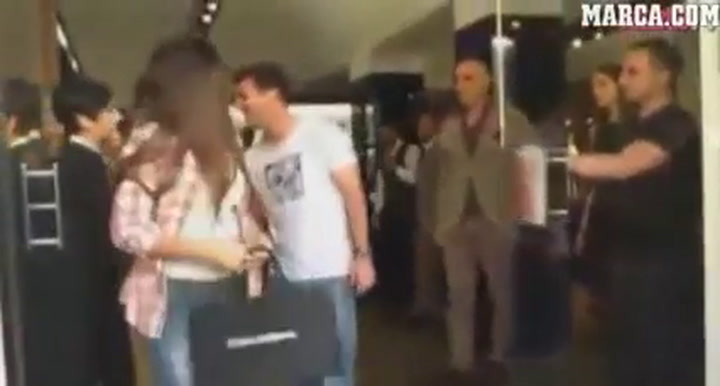 Messi y su novia Antonella de compras en Milan por la boutique de Dolce  Gabbana - Fuente: YouTube