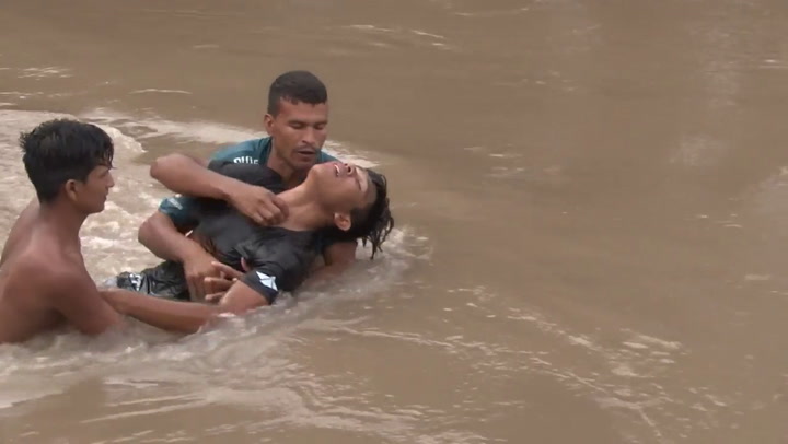 Hondureños desafían río para alcanzar caravana rumbo a EEUU - Fuente: AFP