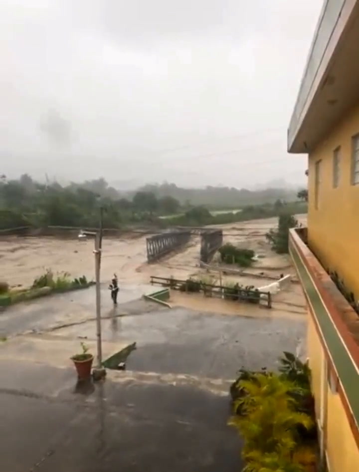 Un video muestra el desprendimiento de un puente en Puerto Rico por el huracán Fiona