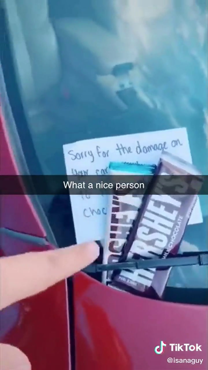 Le chocaron el auto y se encontró con una nota y chocolates en el parabrisas
