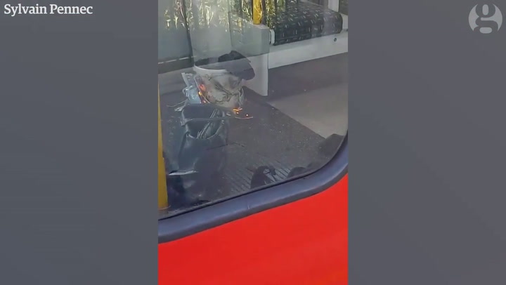 Un artefacto sospechoso en llamas tras la explosión en el metro de Londres
