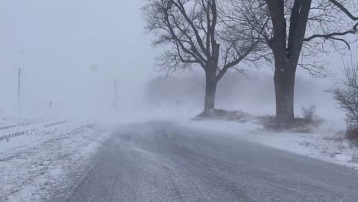 US: Heavy Lake Effect Snow Causes Blizzard Conditions In Western New York 4