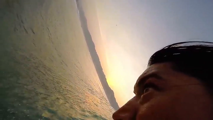 El surfista profesional Mikala Jones murió desangrado mientras practicaba en Indonesia