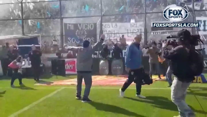 Diego Maradona salió al campo de juego y al ver el recibimiento pidió más aliento al público.