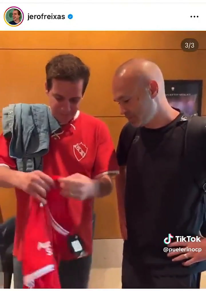 Jero Freixas le da la camiseta de Independiente a Iniesta