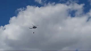 Helicópteros de las FFAA intentan sofocar incendio forestal en la salida al sur