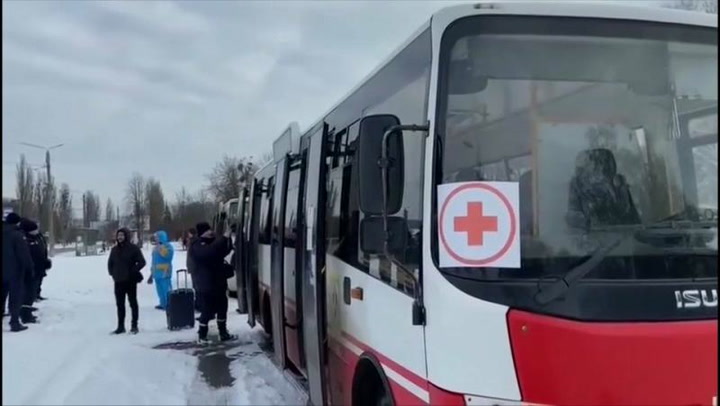 Así evacuan a los refugiados que esperan llegar a los corredores humanitarios en Ucrania