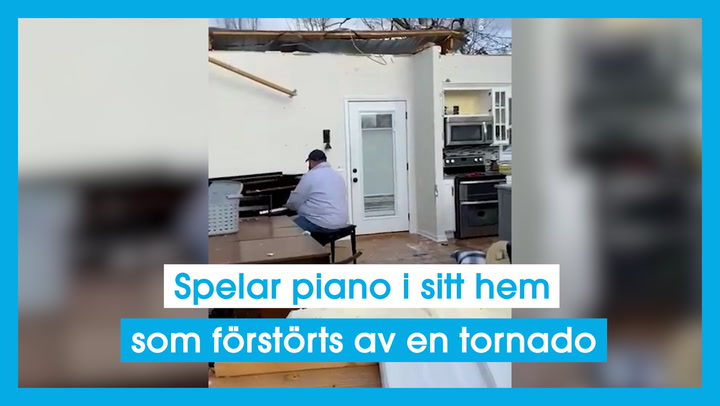 Spelar piano i sitt hem som förstörts av en tornado