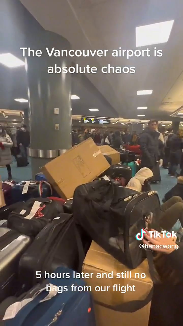 Tiktoker advierte sobre el caos que se vive en el aeropuerto de Vancouver