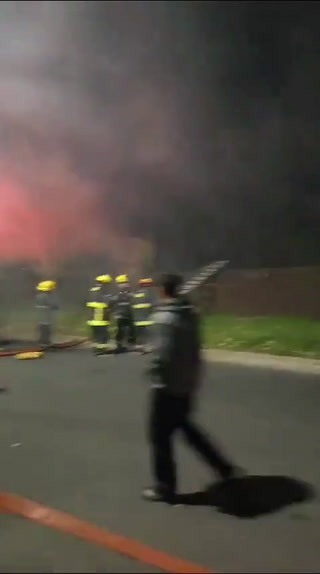 Incendio en Gerli: prendieron fuego vagones en desuso en un depósito de trenes. Video @MascariniMarce / X