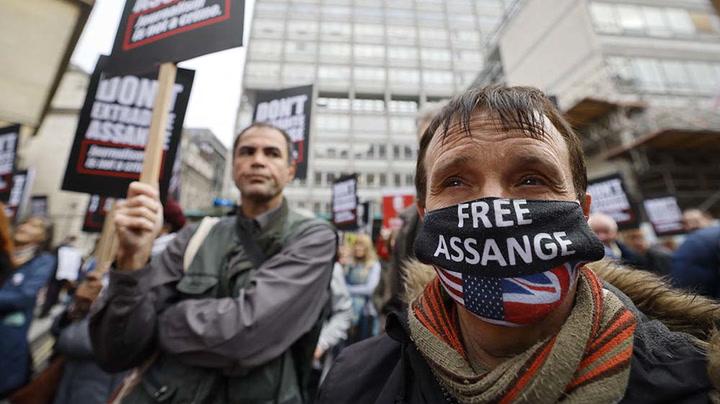 Protests start as Julian Assange extradition hearing begins