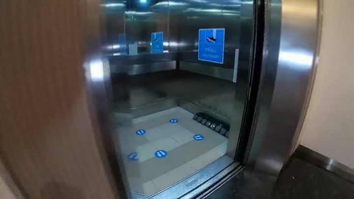 Pedales por botones, así funcionan los ascensores en Tailandia
