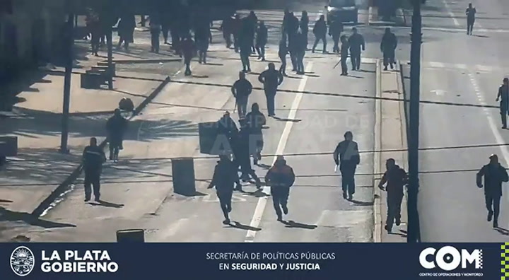 Interna caliente en la Uocra: corridas, piedrazos y detenidos frente a una estación de tren
