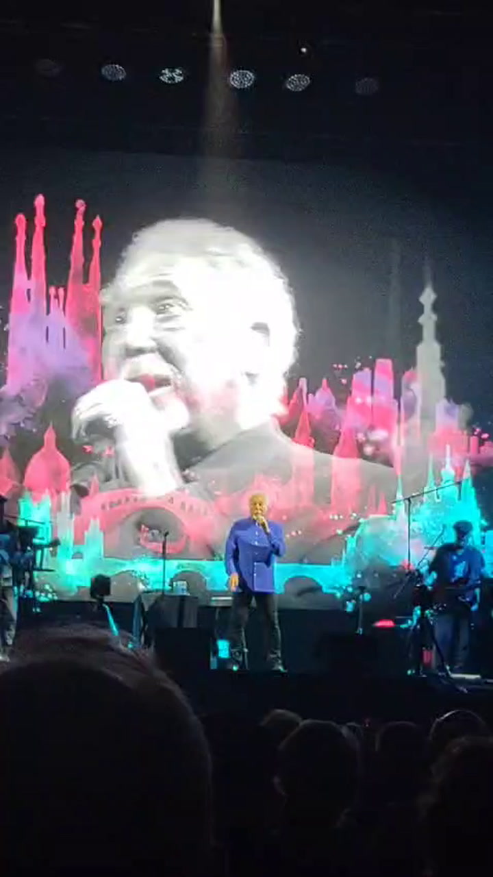 Tom Jones canta "It’s Not Unusual" en el Movistar Arena