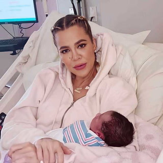 Polémica por la foto de Khloé Kardashian junto a su hijo recién nacido por vientre subrogado