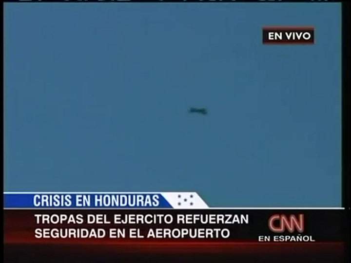Avión de Zelaya impedido de aterrizar en Tegucigalpa - Fuente: YouTube