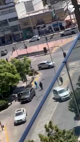 Terror en Chile: un grupo comando vestido con overoles blancos asaltó un shopping y escapó a los tiros