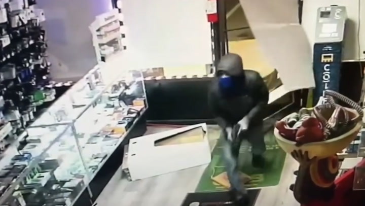 Gang smash car into vape shop and make off with goods in dramatic robbery