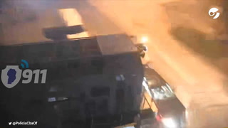 Impactante video: un tren chocó a una camioneta y la arrastró 150 metros en Córdoba