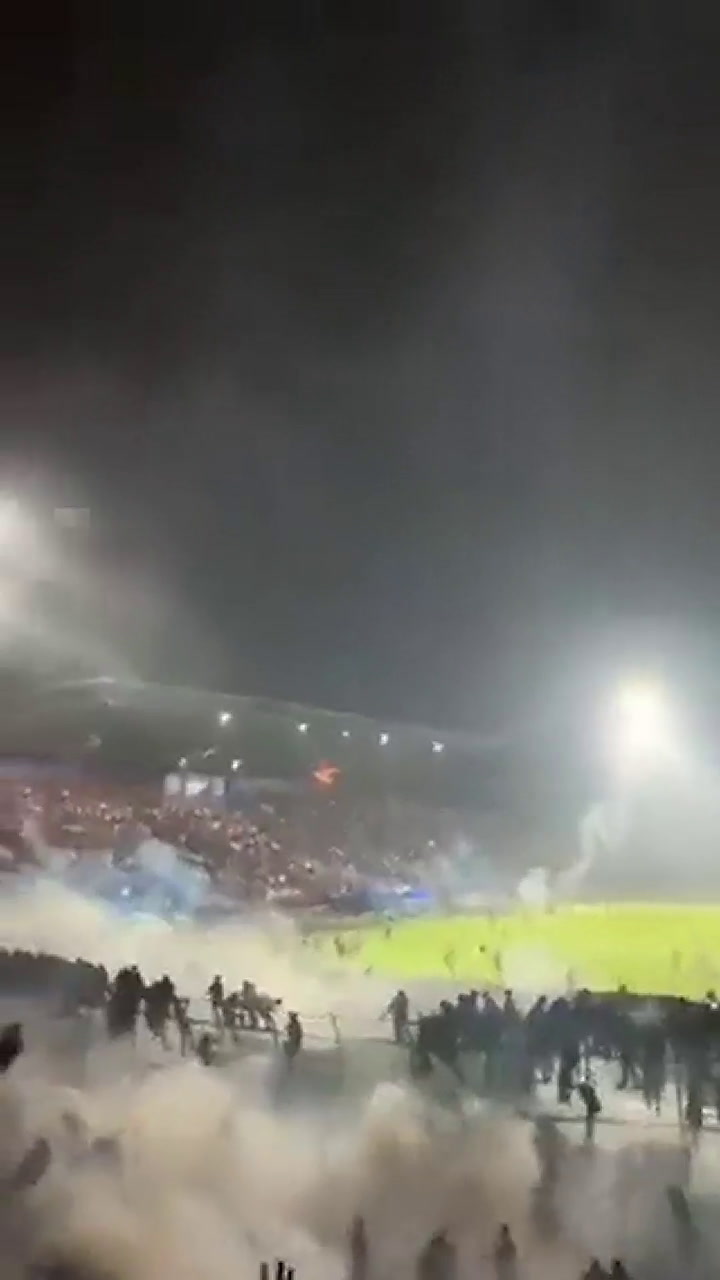 Disturbios en un partido de futbol en Indonesia