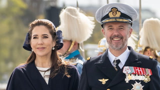 Se kong Frederik og dronning Mary blive modtaget af den svenske kongefamilie