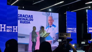 Reconocimiento a Reinaldo Rueda durante presentación de camiseta de la H