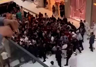 Empujones y locura en un shopping de Dubái para comprar el iPhone 15