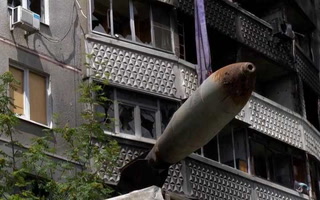 Guerra Rusia-Ucrania. Una bomba rusa de 500 Kg sin explotar es retirada de un edificio en Kharkiv