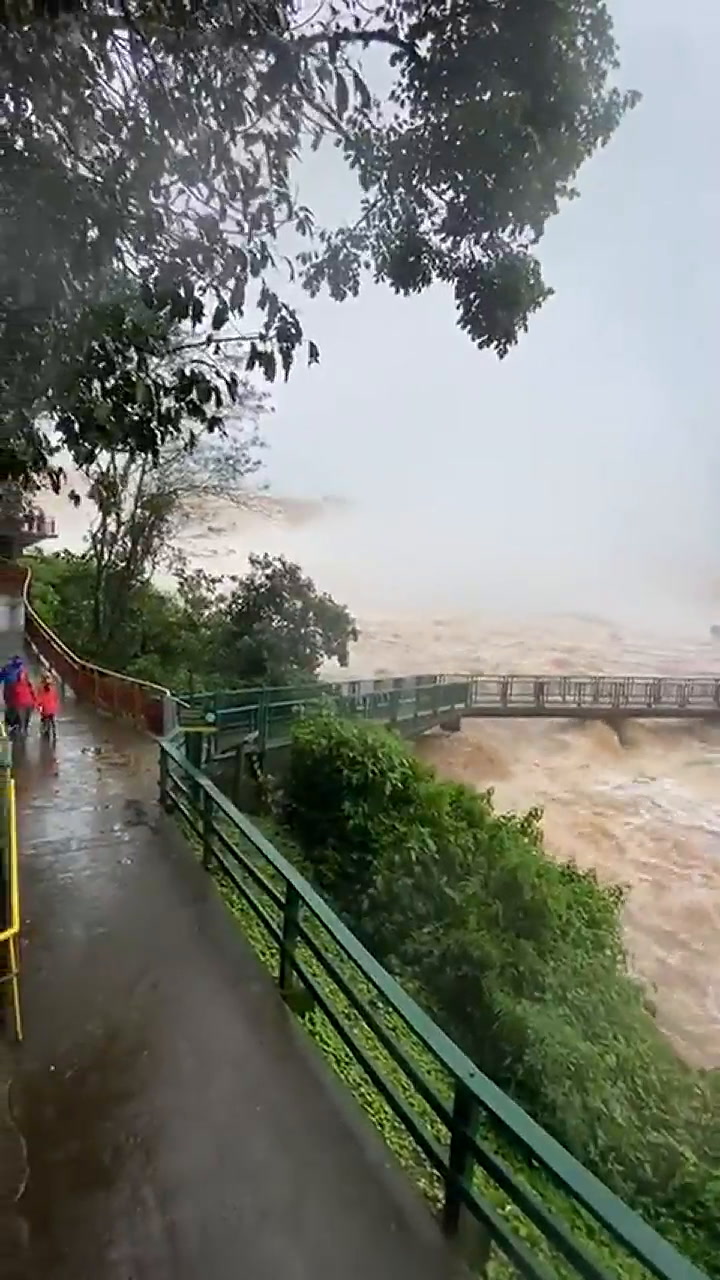 Las fuertes lluvias en Brasil y Misiones generaron la suba de las aguas del Iguazú.