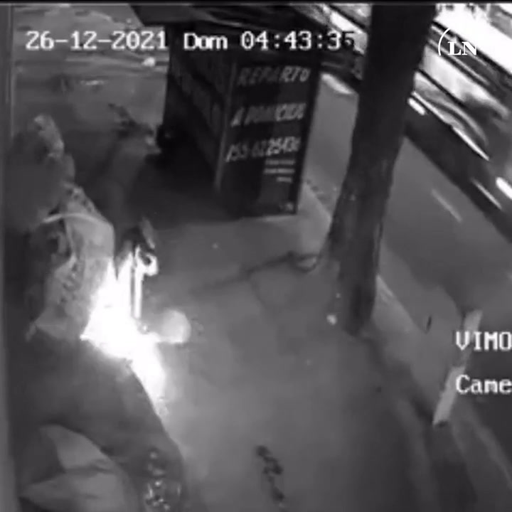 Una mujer prendió fuego a un indigente que dormía en el barrio de Pompeya