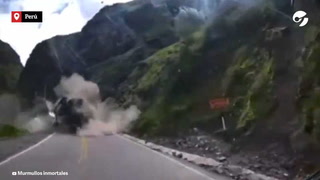 Pánico en Perú: una avalancha de piedras gigantes aplastó a dos camiones