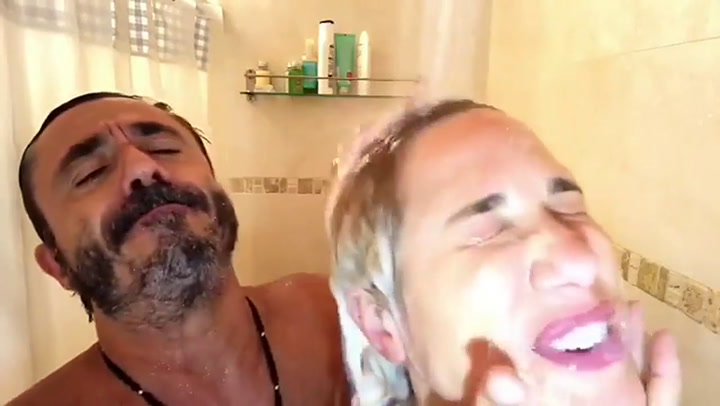 El divertido video de Pablo Granados y Alina Moine en la ducha - Fuente: Instagram