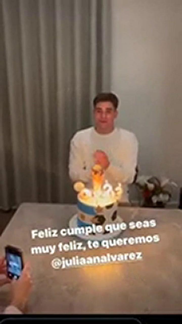 Julián Álvarez festejó su cumpleaños con una torta mundialista