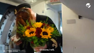 Un piloto le propuso matrimonio a una azafata de una forma particular