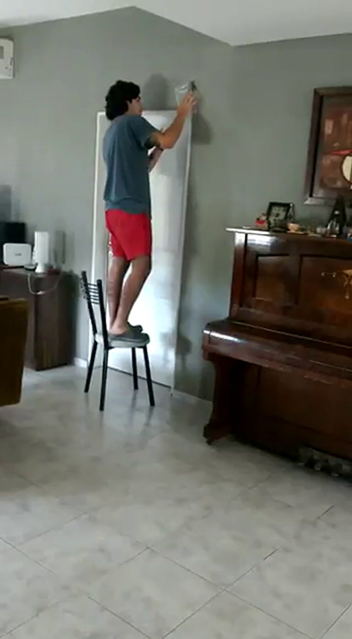 Intentó atrapar un murciélago que estaba dentro de su casa y se volvió viral - Fuente: Twitter