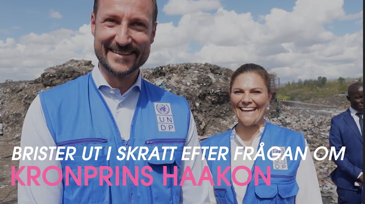 Brister ut i skratt efter reportern fråga om kronprins Haakon