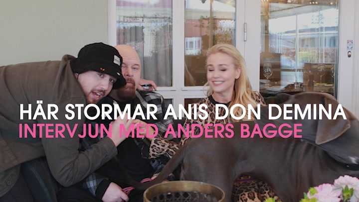 Här stormar Anis Don Demina intervjun med Anders Bagge