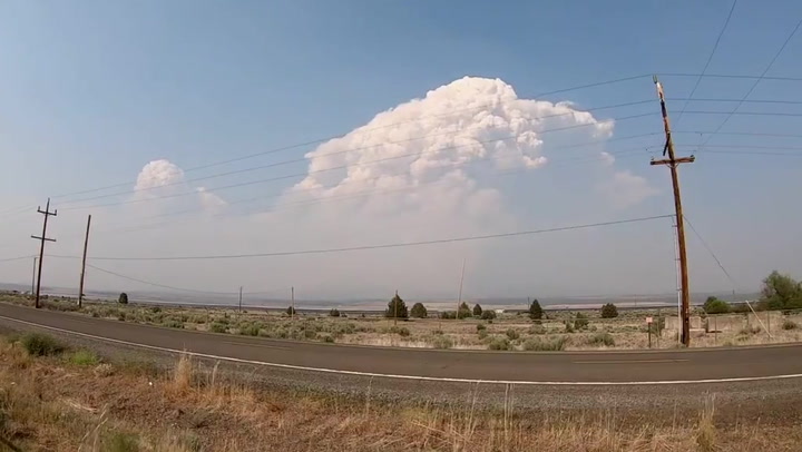 Time-lapse shows smoke clouds rise over Oregon blaze