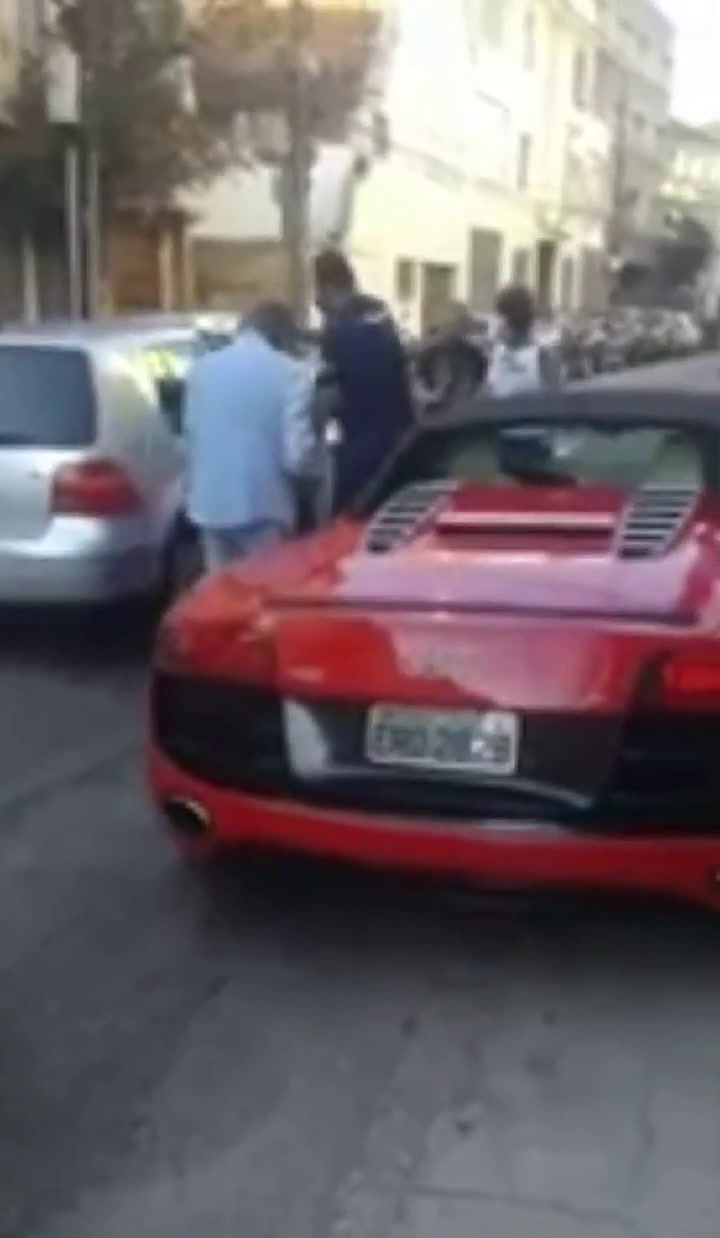 Roberto Carlos abandona el auto el calle por falta de nafta