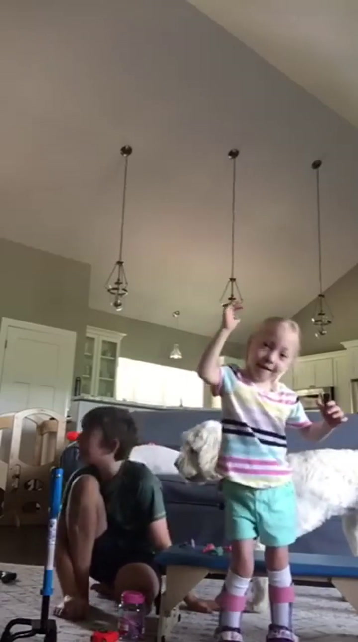 La emocionante reacción de una nena con parálisis cerebral que camina por primera vez - Fuente: Face