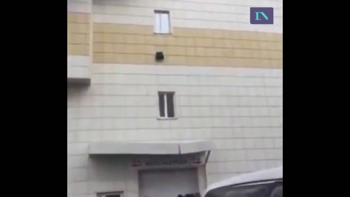 Incendio en un shopping de Rusia: desesperado, un hombre se tira por la ventana para escapar del fue