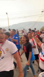 Marea azul y blanca: Aficionados de Olimpia llegan al Estadio Nacional con pasión y apoyo