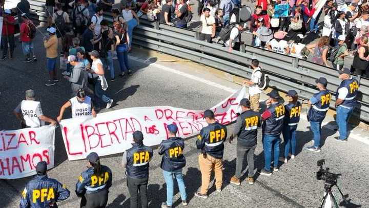 Piqueteros cara a cara con la policía, desde el drone de Clarín