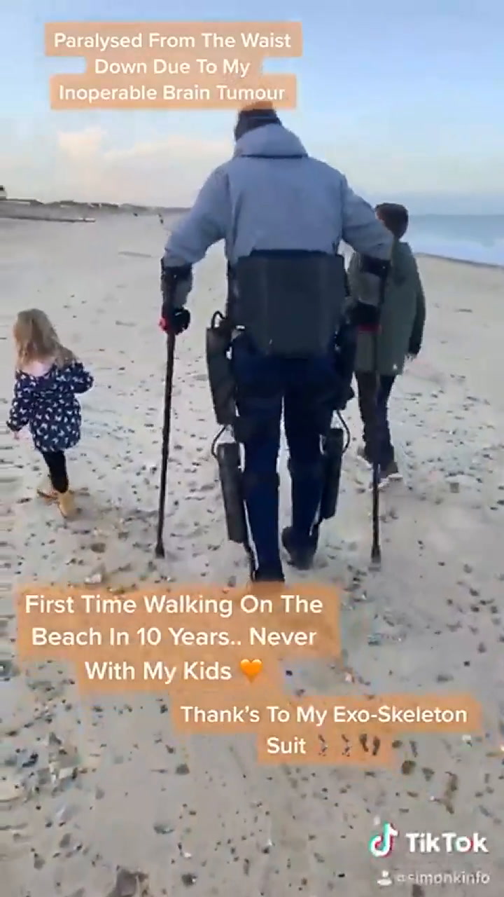 El emotivo momento en que un hombre con parálisis vuelve a caminar (Fuente: Ladbible)