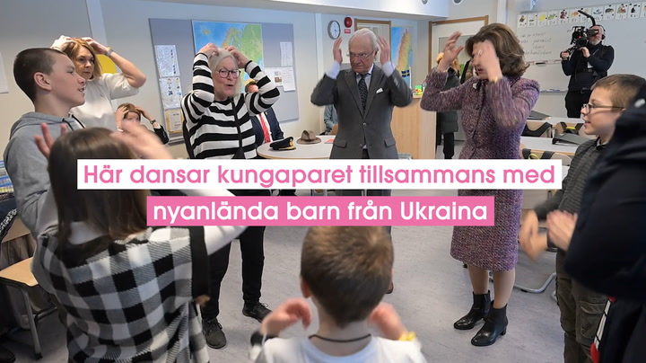 Här dansar kungaparet tillsammans med nyanlända barn från Ukraina