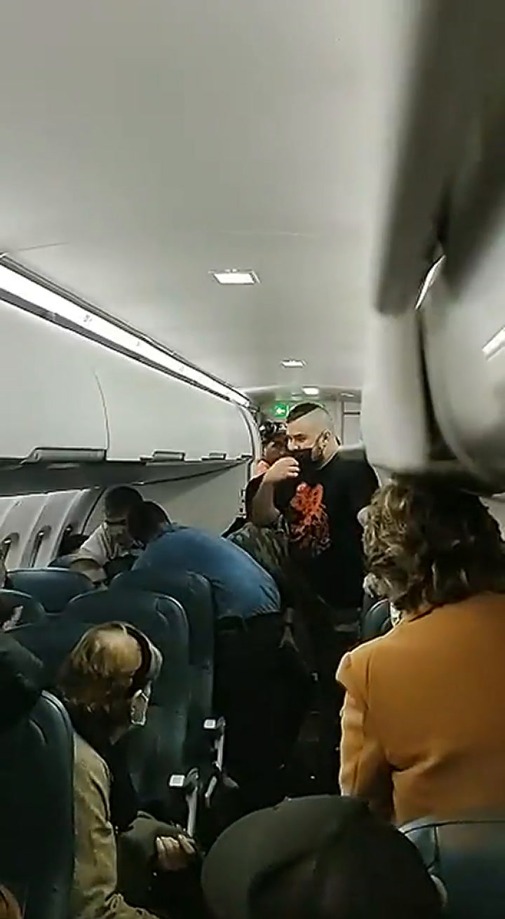 Un hombre atacó a una azafata en pleno vuelo (Video: Twitter @jhoncatano)