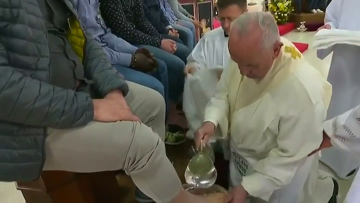 El Papa le lavó los pies a prisioneros - Fuente: Reuters