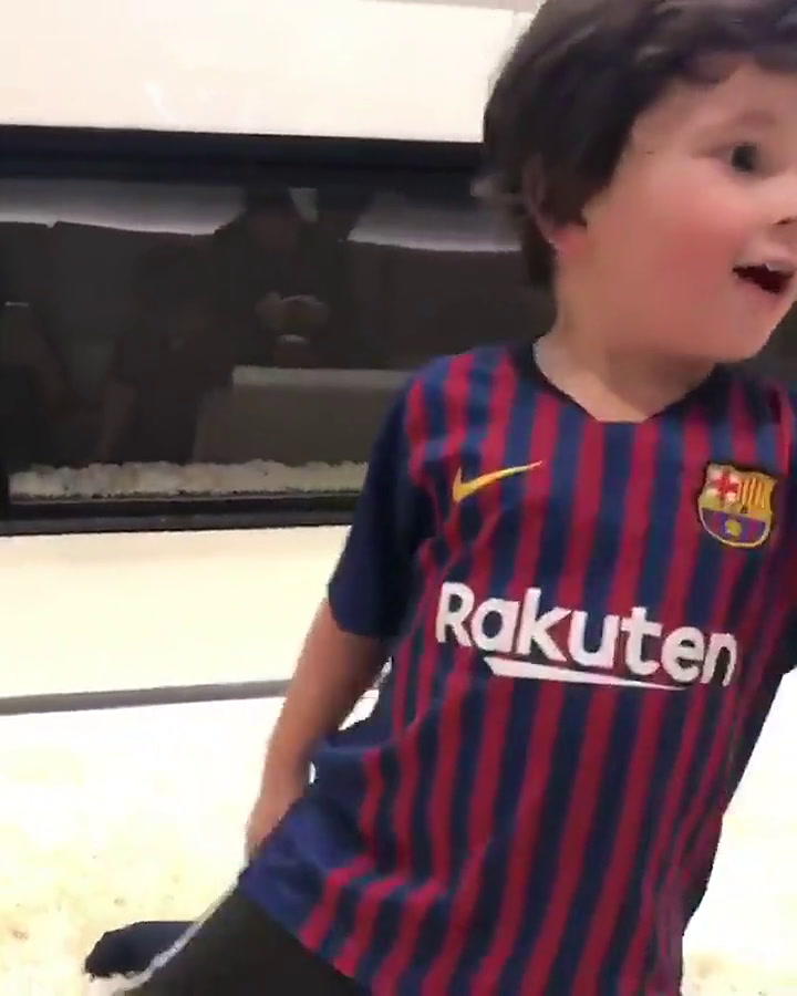 El pelotazo de Mateo Messi al celular de Antonella Roccuzzo - Fuente: Instagram